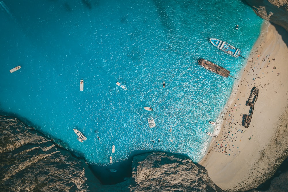 Vista aérea de personas en la playa durante el día