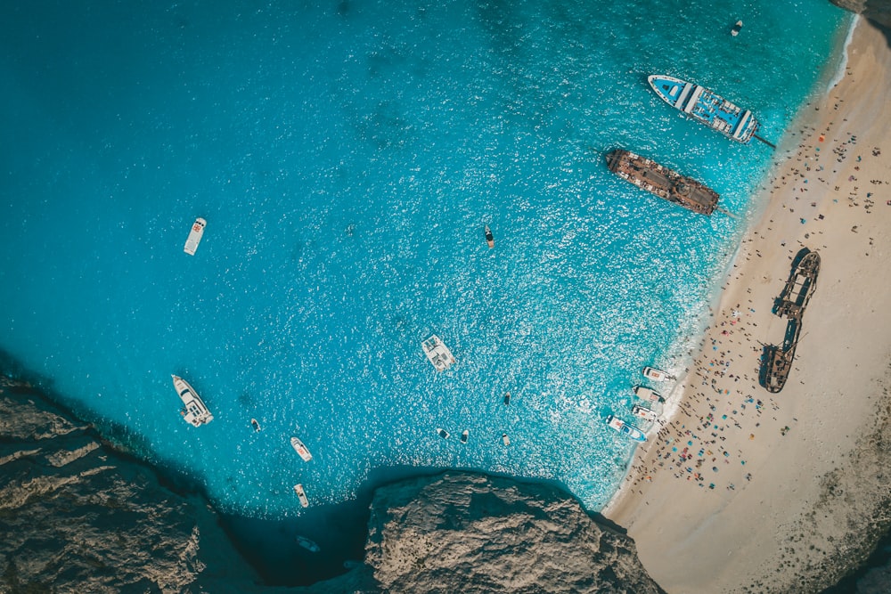 vista aérea do barco branco no mar durante o dia