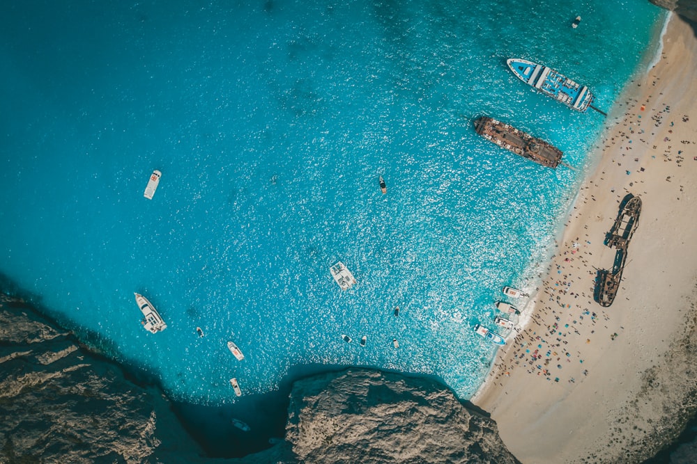 Luftaufnahme des weißen Bootes auf See während des Tages