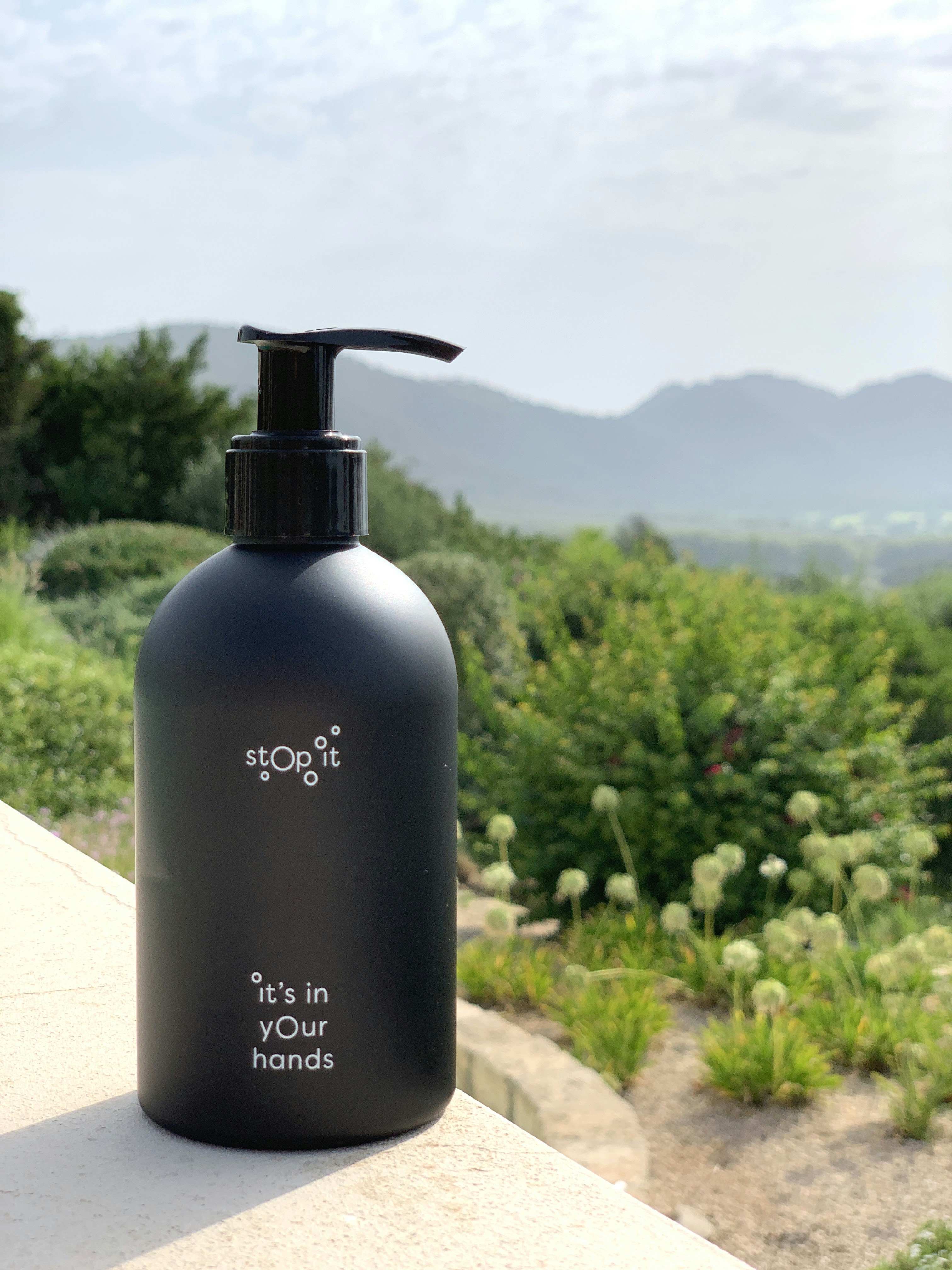 Botella de spray Calvin Klein en blanco y negro