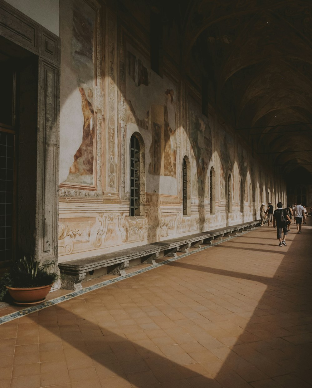 persone che camminano sul corridoio durante il giorno