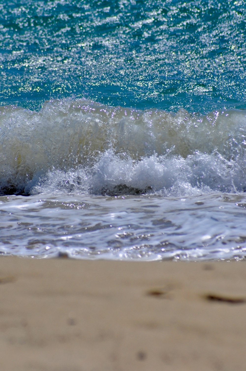 sea waves crashing on shore during daytime