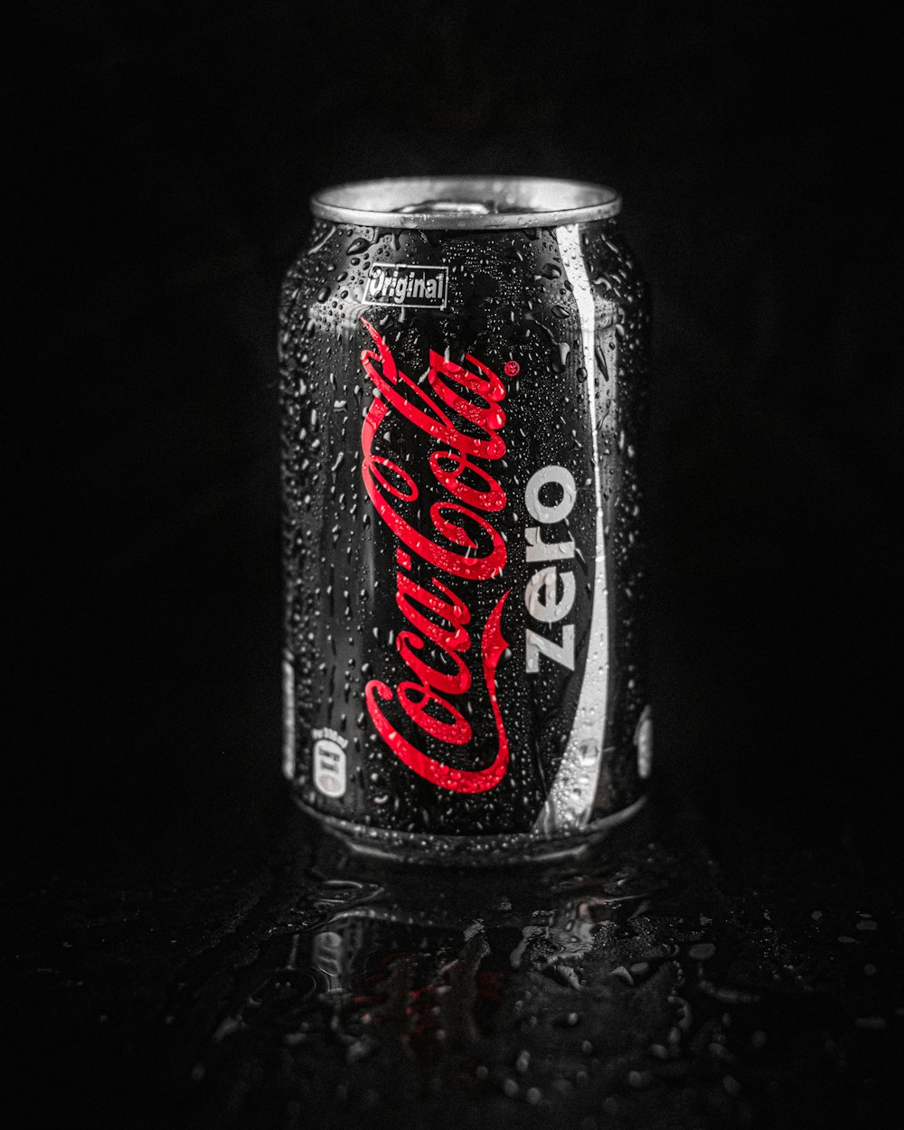 Lata Coca Cola Zero sobre superficie negra