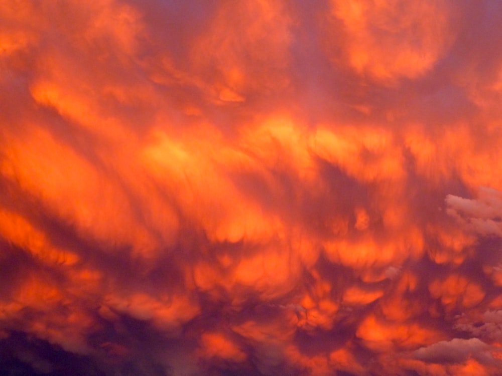 nuages orange et blanc au coucher du soleil