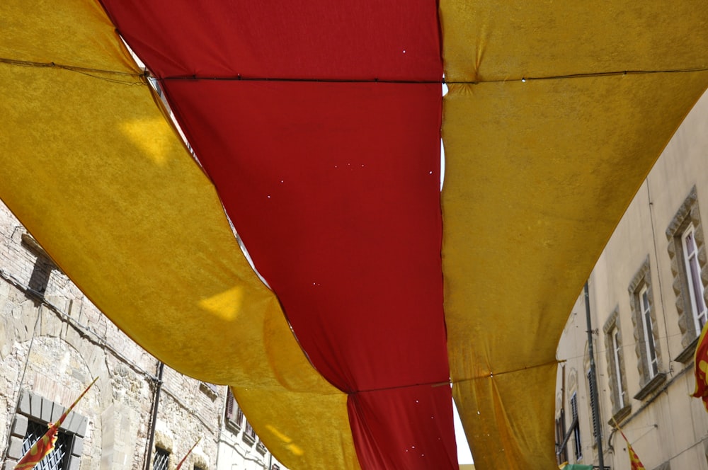 montgolfière jaune, rouge et noire