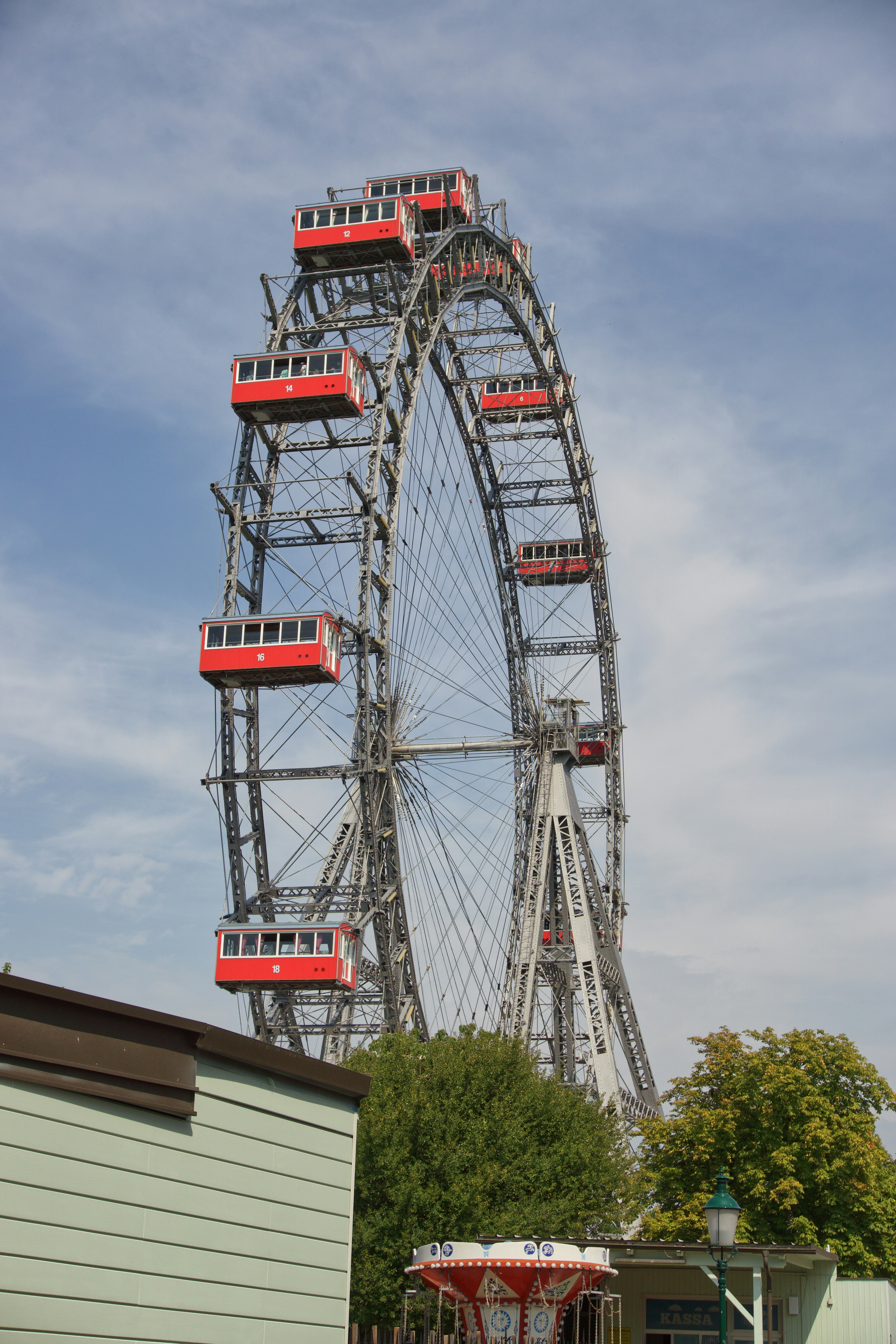 Grande roue rouge et blanche sous le ciel bleu pendant la journée photo ...