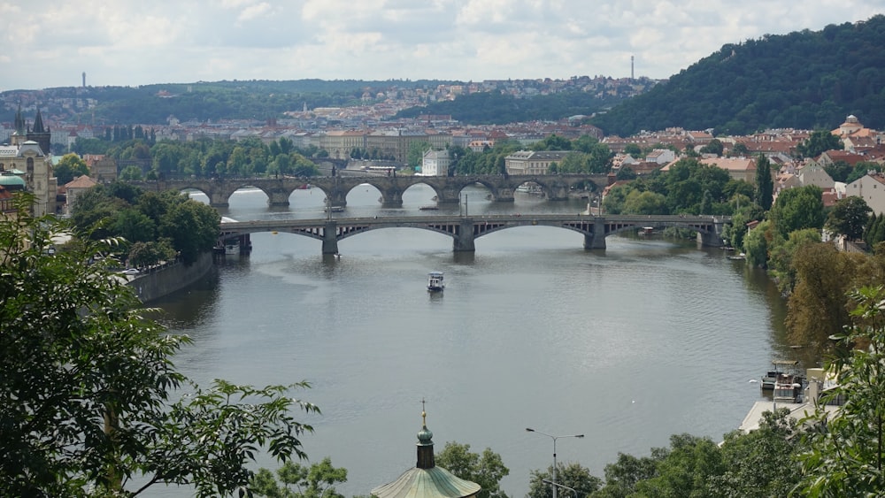 Pont en béton gris au-dessus de la rivière