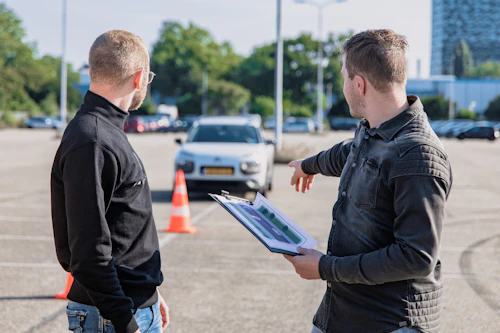 Moniteur de l'auto-école accompagnant un élève