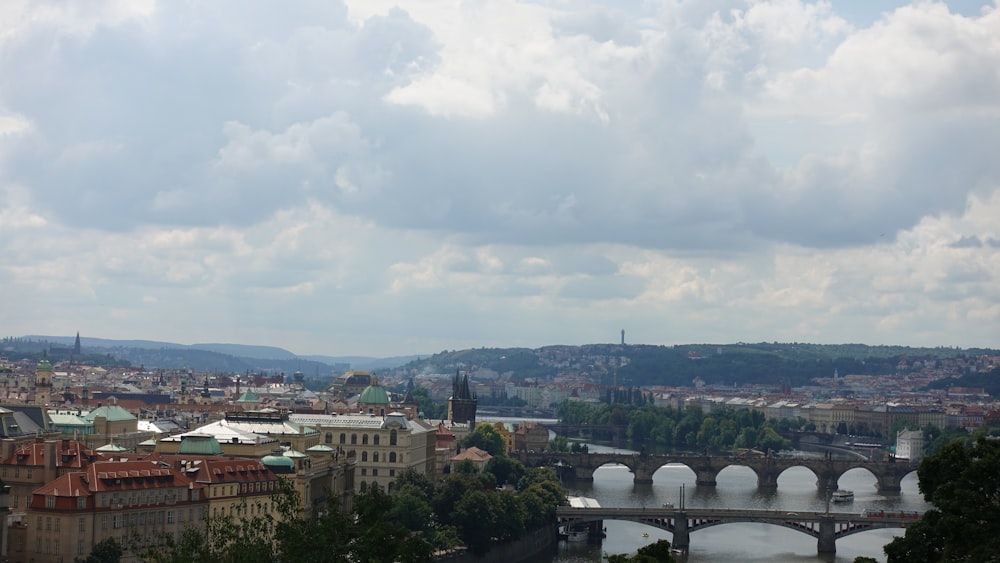 Vue aérienne des bâtiments de la ville sous un ciel nuageux pendant la journée