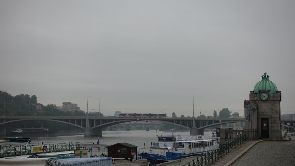 Bateau blanc et bleu sur le quai pendant la journée