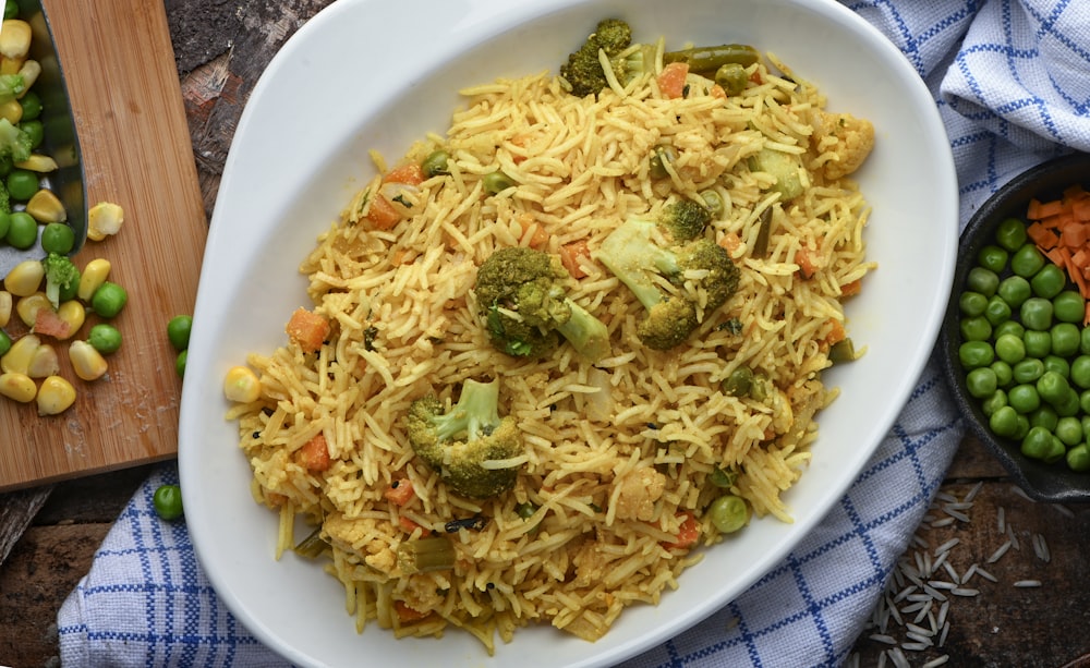 plat de pâtes sur assiette en céramique blanche