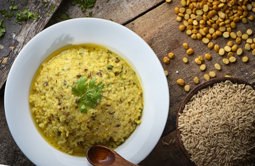 ciotola in ceramica bianca con zuppa gialla