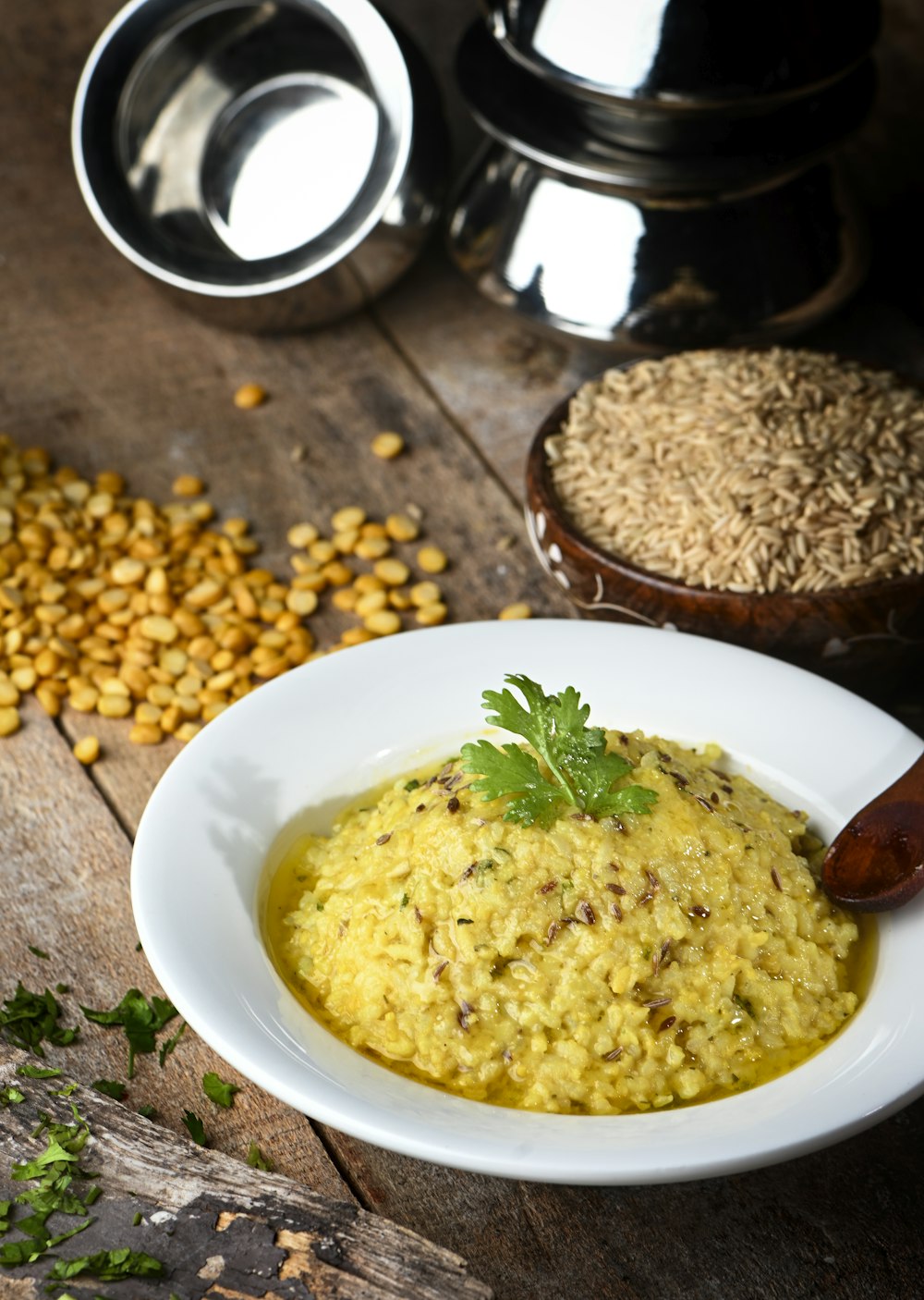 arroz amarelo na placa cerâmica branca