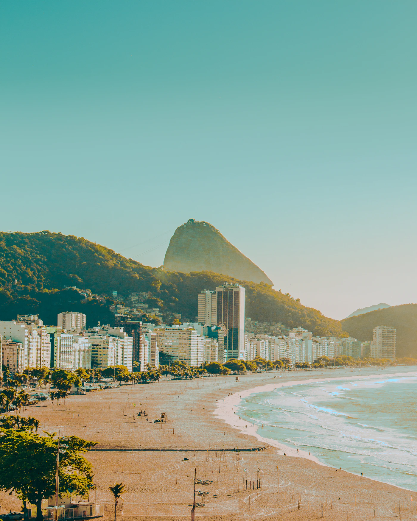 Playa de Copacabana con sus edificios frente al mar, Río de Janeiro, Brasil