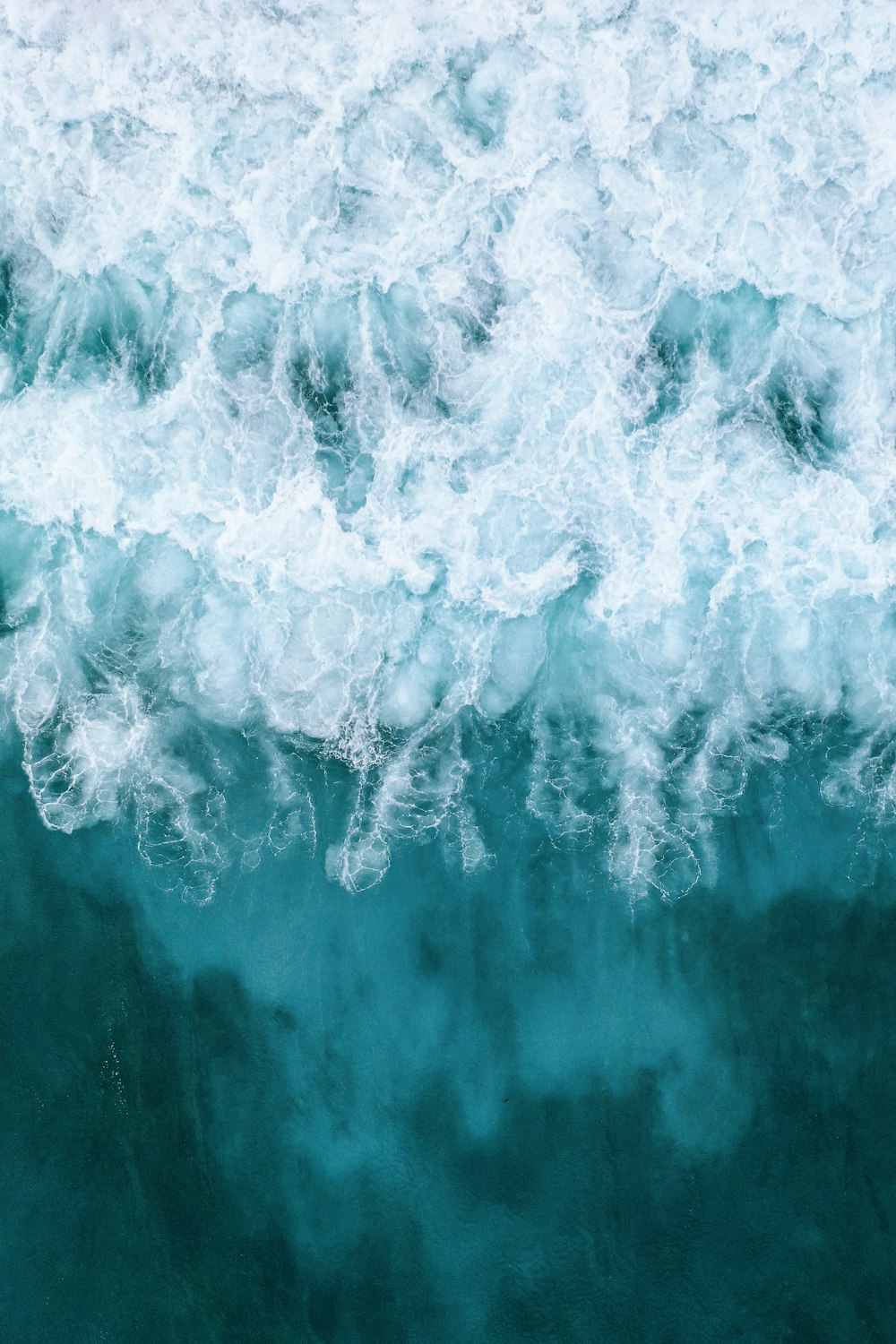 onde bianche e blu dell'oceano