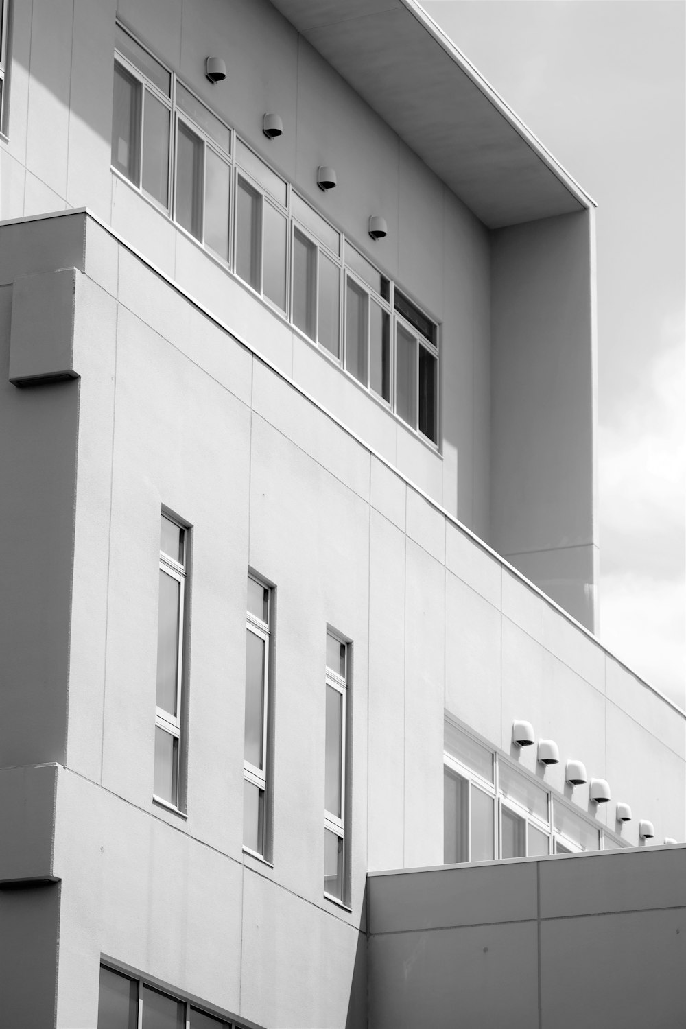 edificio in cemento bianco durante il giorno