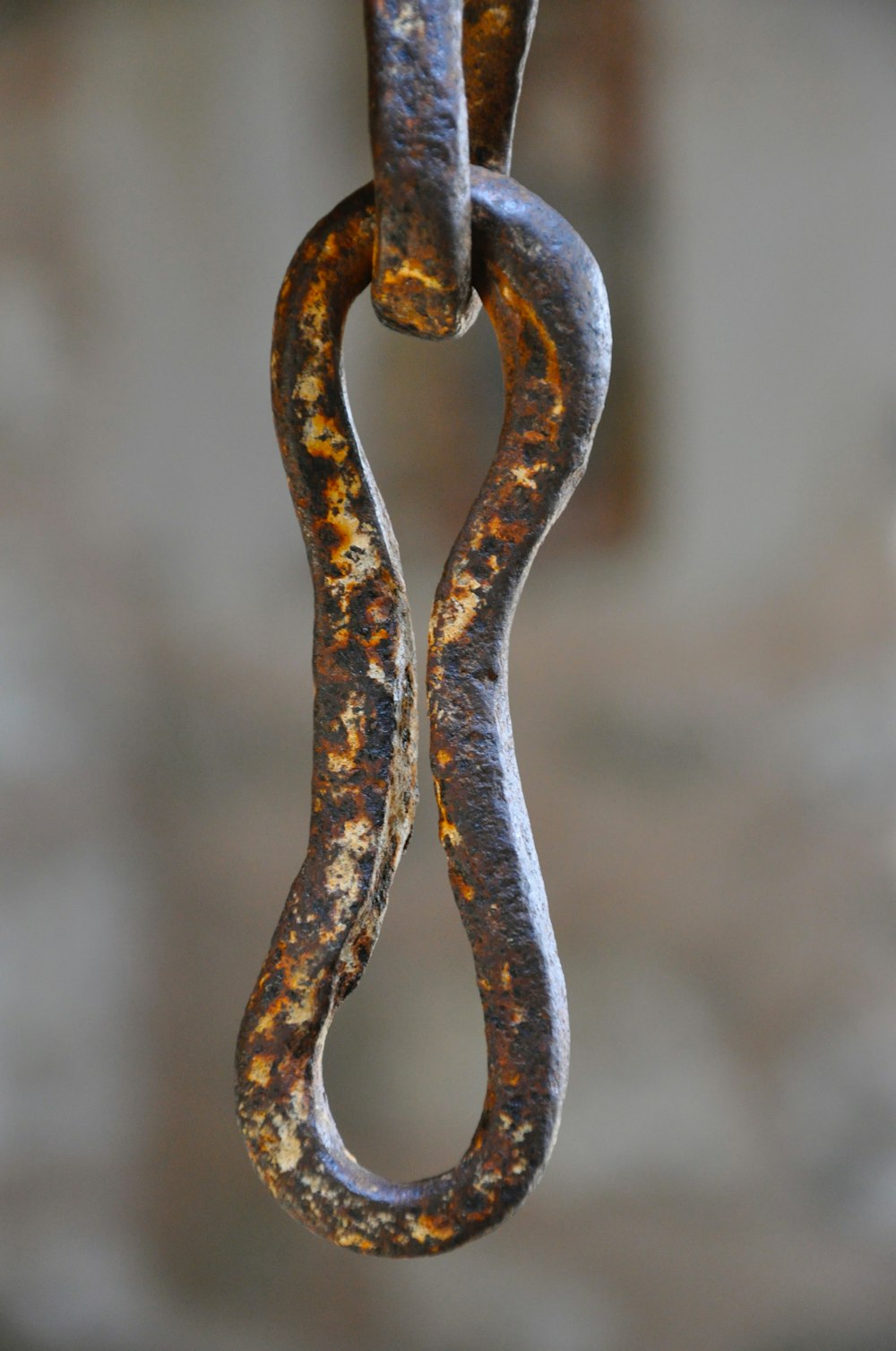 brown metal chain in close up photography