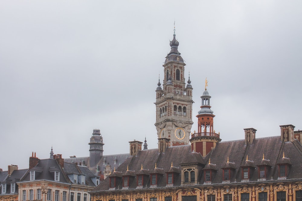 edificio in cemento marrone e grigio sotto il cielo bianco durante il giorno