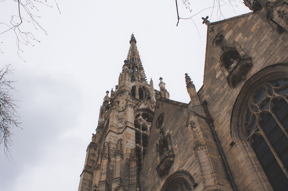 bâtiment en béton brun sous le ciel blanc pendant la journée