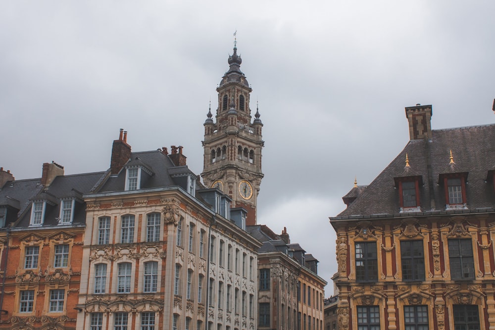 bâtiment en béton brun et blanc sous le ciel blanc pendant la journée