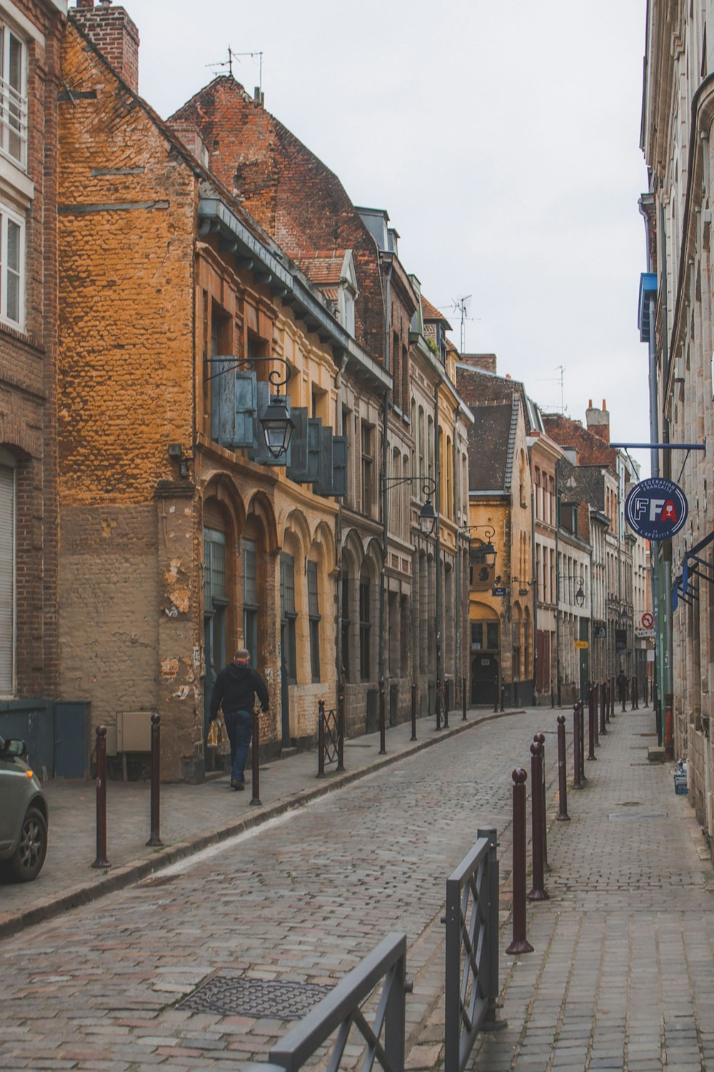 Bâtiment en brique brune près de la route pendant la journée