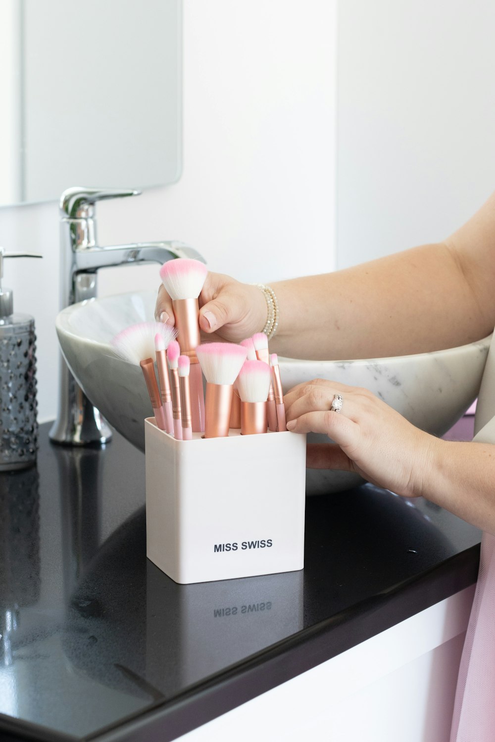 Mujer sosteniendo caja blanca y rosa