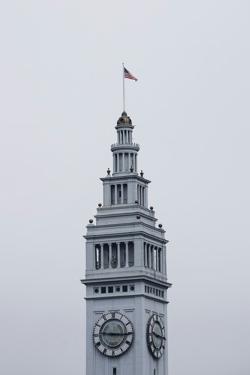 edifício de concreto branco com bandeira no topo