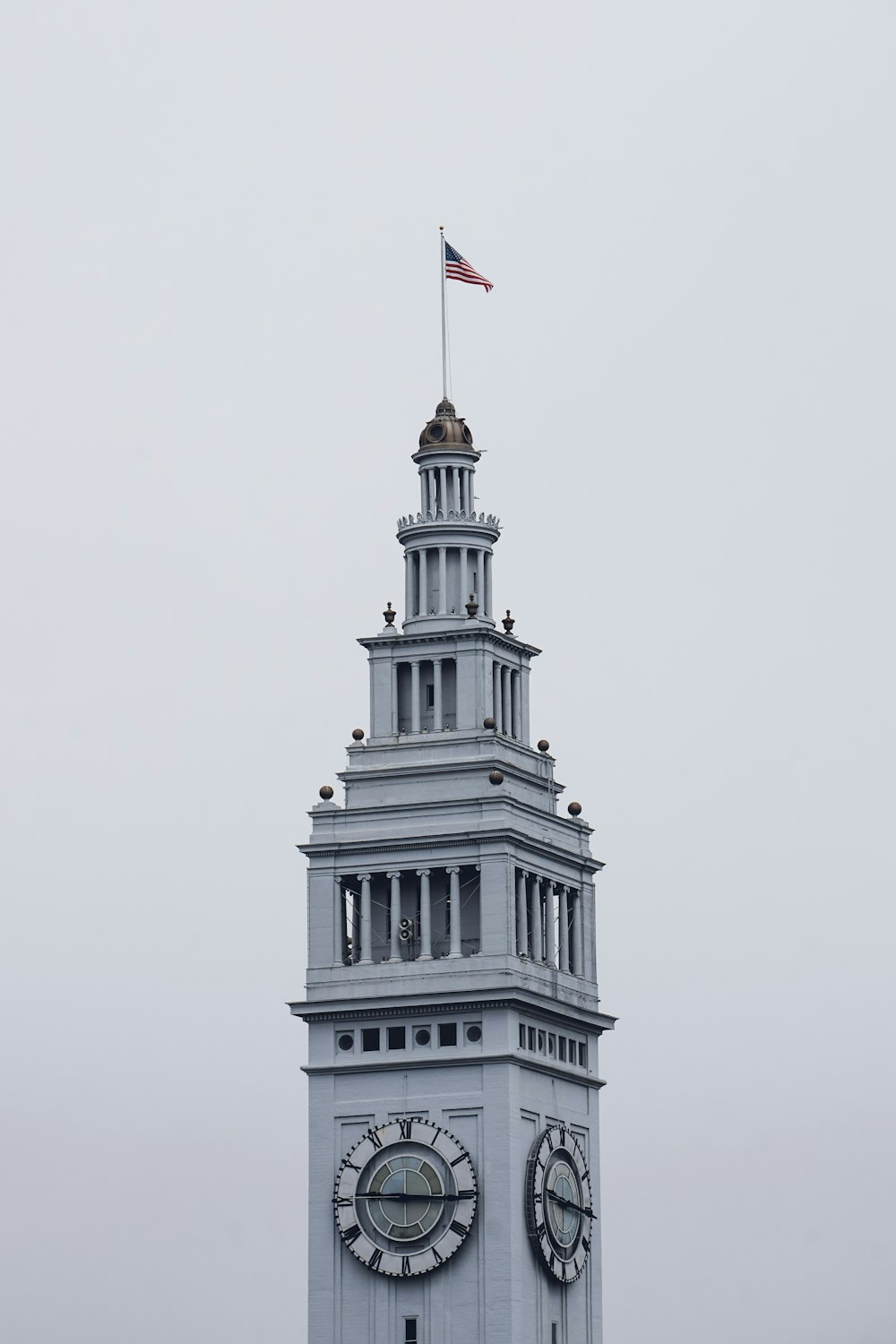 Bâtiment en béton blanc avec drapeau sur le dessus