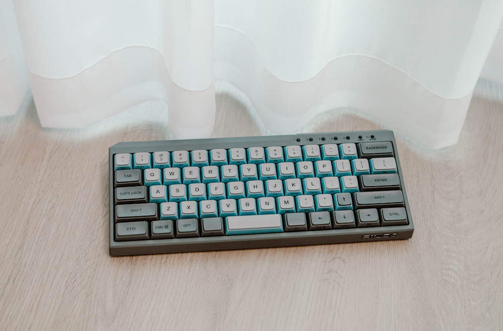 Teclado de computadora negro y gris