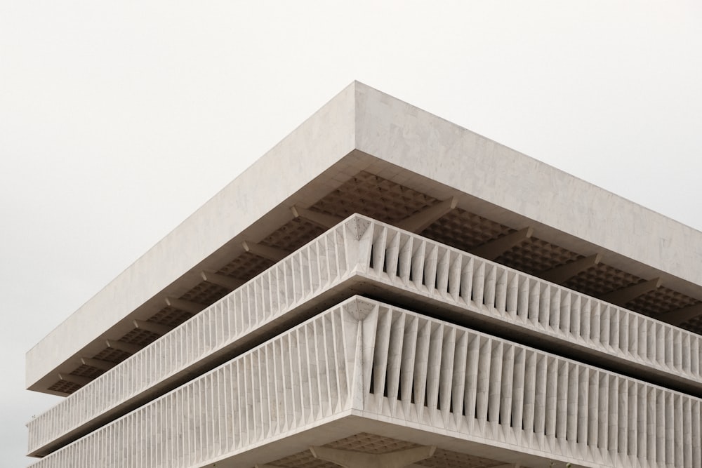 Edificio de hormigón blanco durante el día