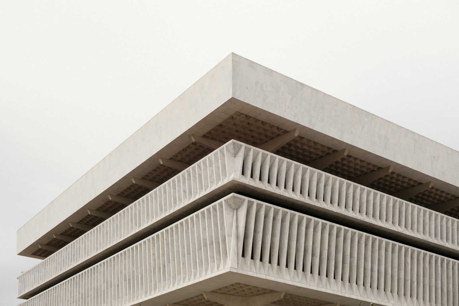 Façade de béton blanc en pleine lumière