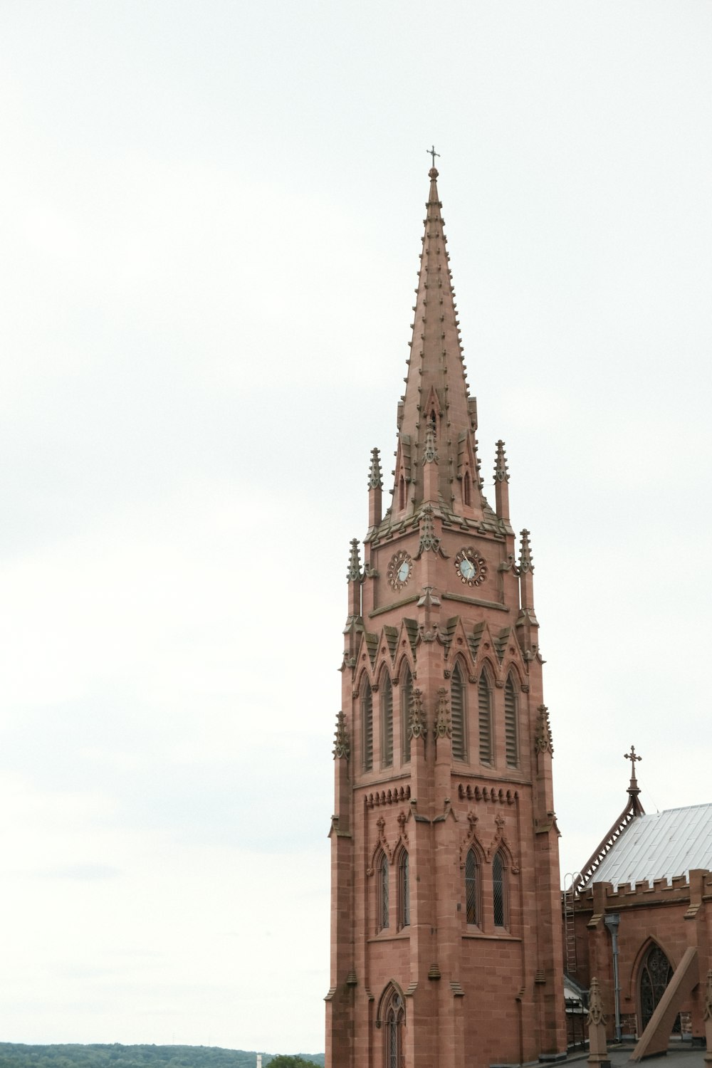 bâtiment en béton brun sous le ciel blanc pendant la journée