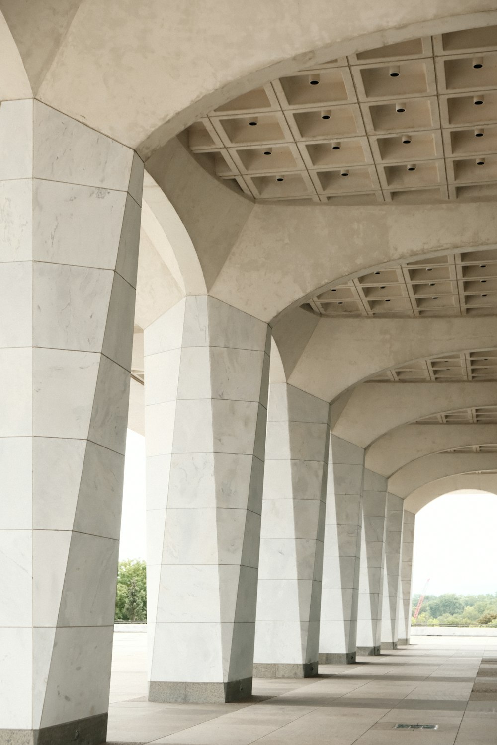 edificio in cemento marrone durante il giorno