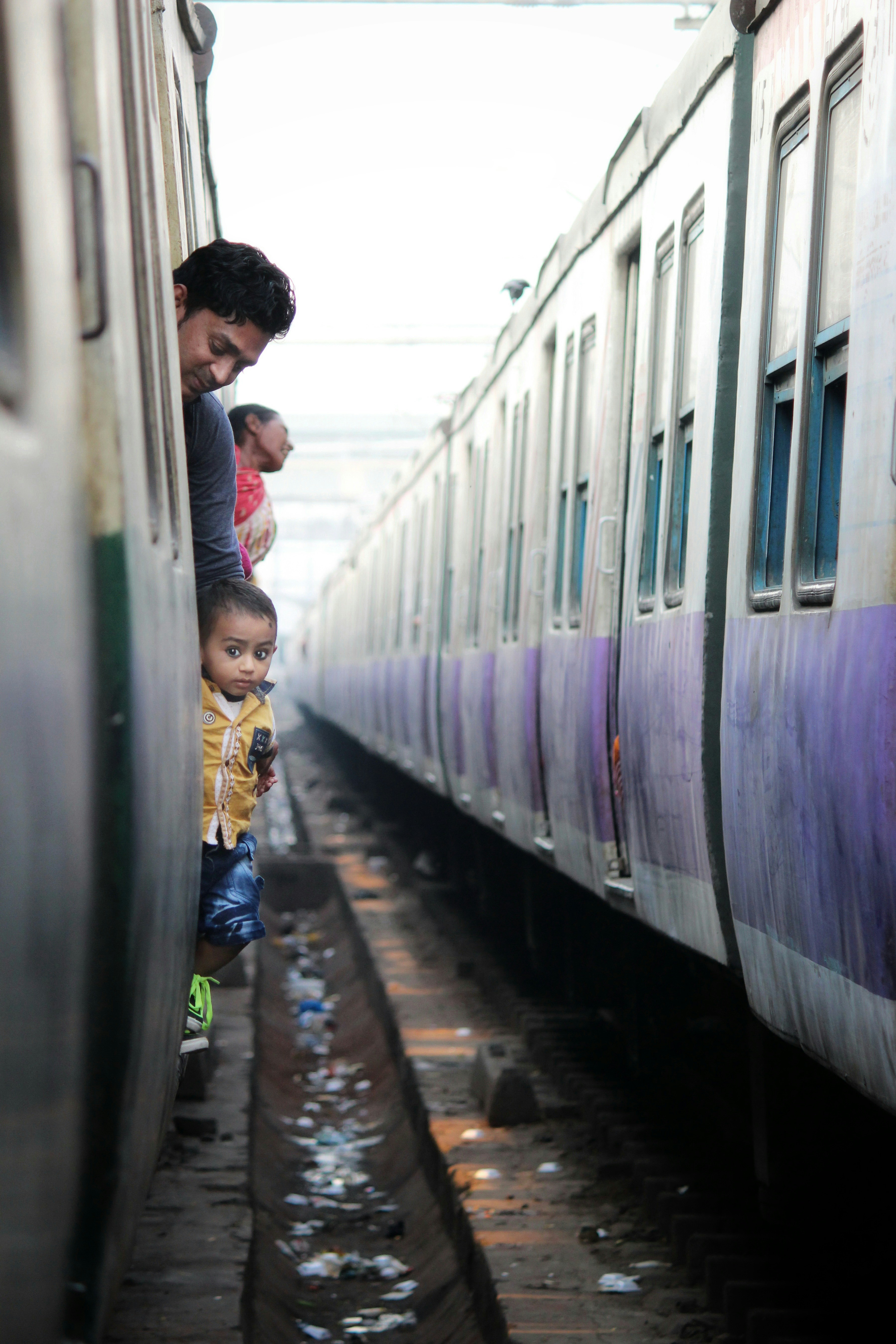 Personas paradas al lado del tren durante el día