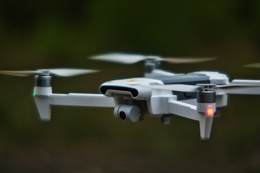 dron cuadricóptero blanco en fotografía de primer plano