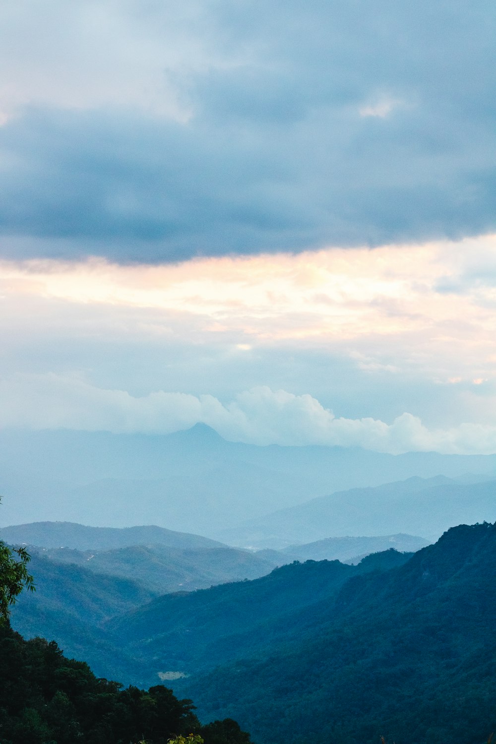 montagnes vertes sous des nuages blancs pendant la journée