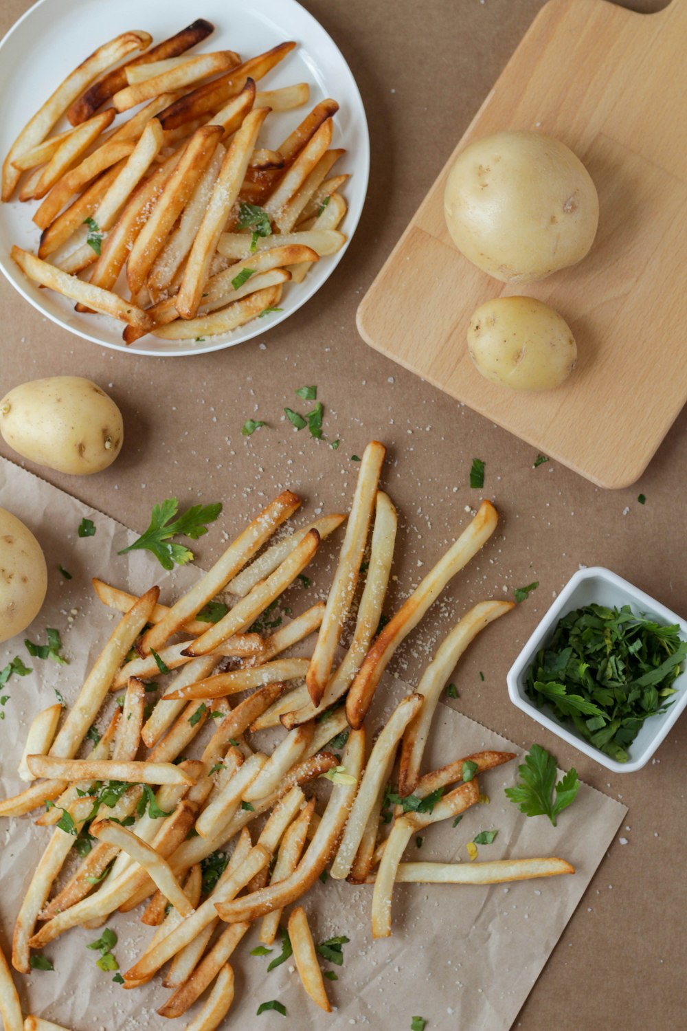 patatas fritas y verduras en rodajas en plato de cerámica blanca