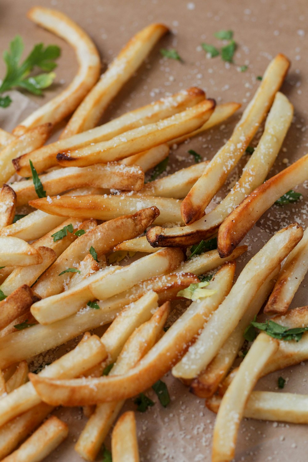 Frites brunes sur assiette en céramique blanche