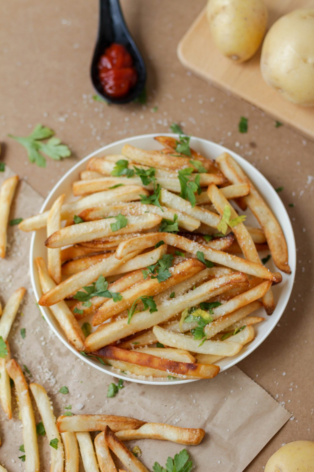 frites sur assiette en céramique blanche