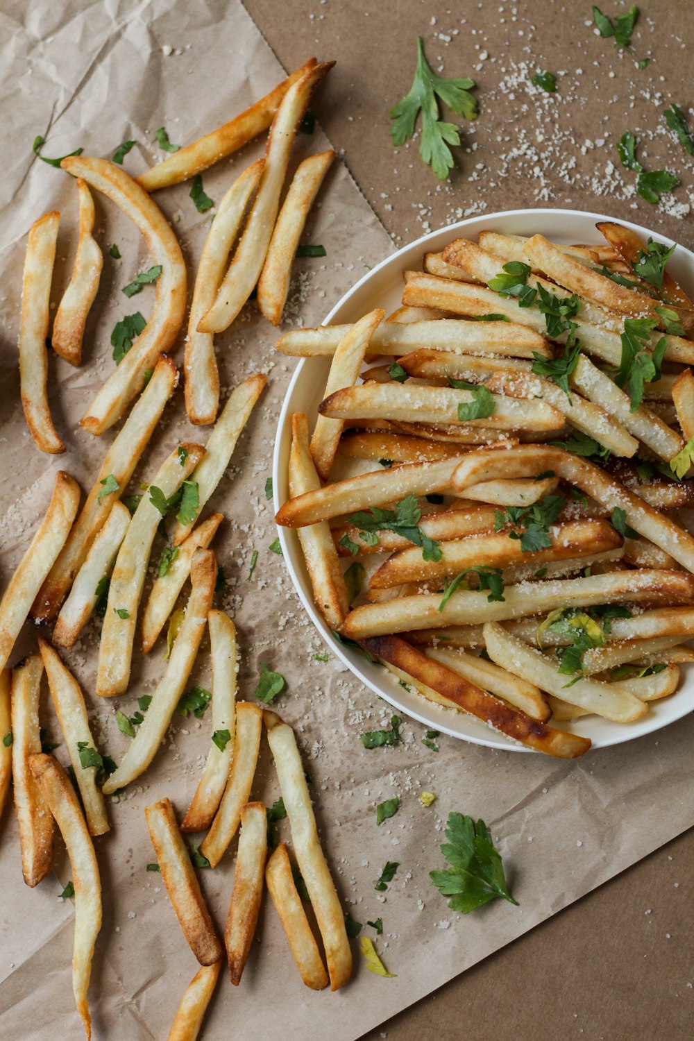 Patatine fritte su piatto di ceramica bianca