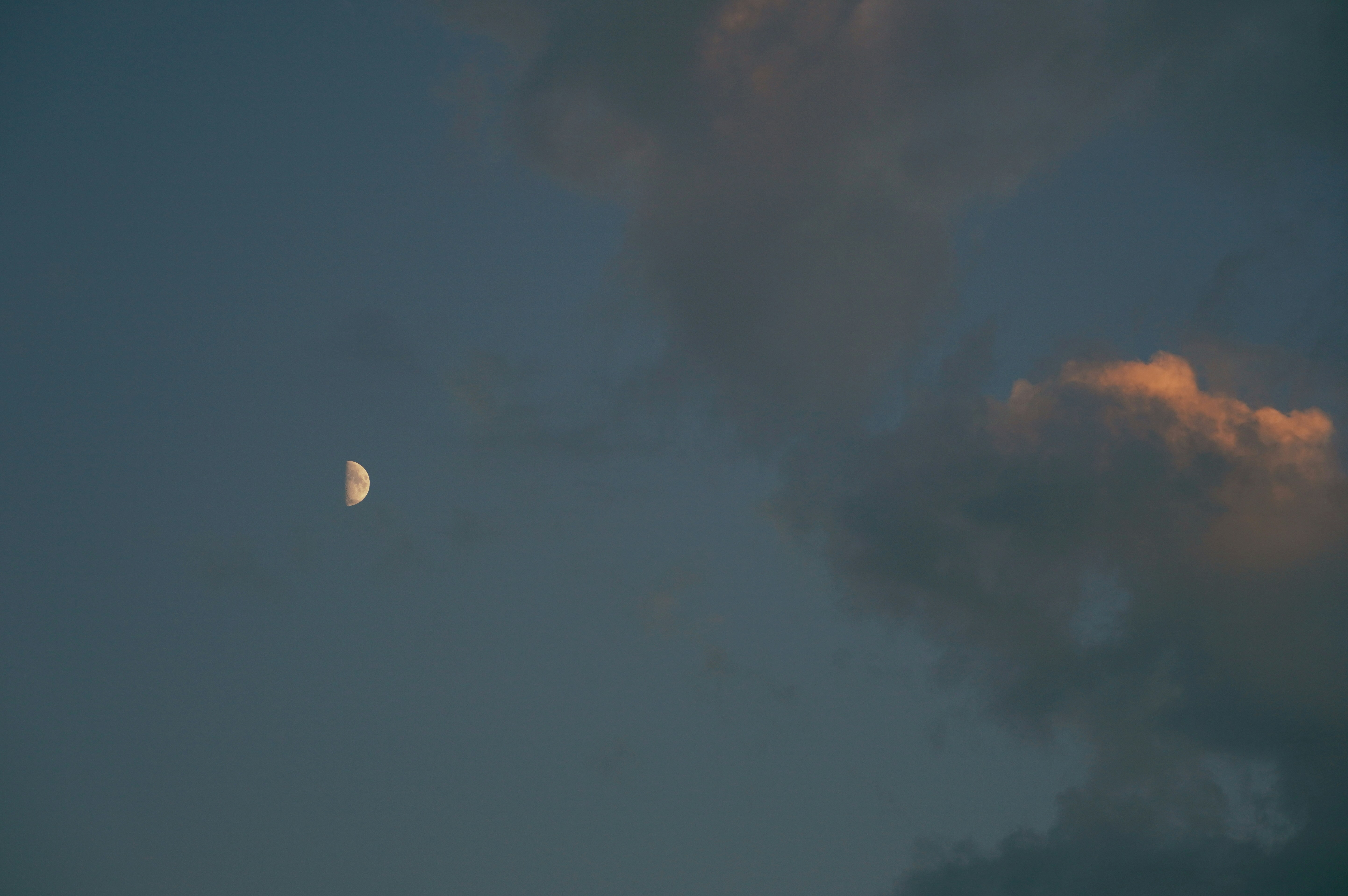 空に満月の写真 Unsplashで見つけるグレーの無料写真