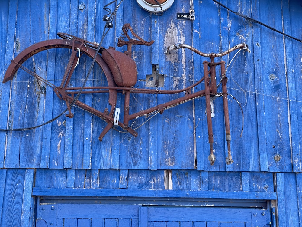 ruota della carrozza a cavalli in legno marrone e decorazione della parete della carrozza a cavalli in legno marrone