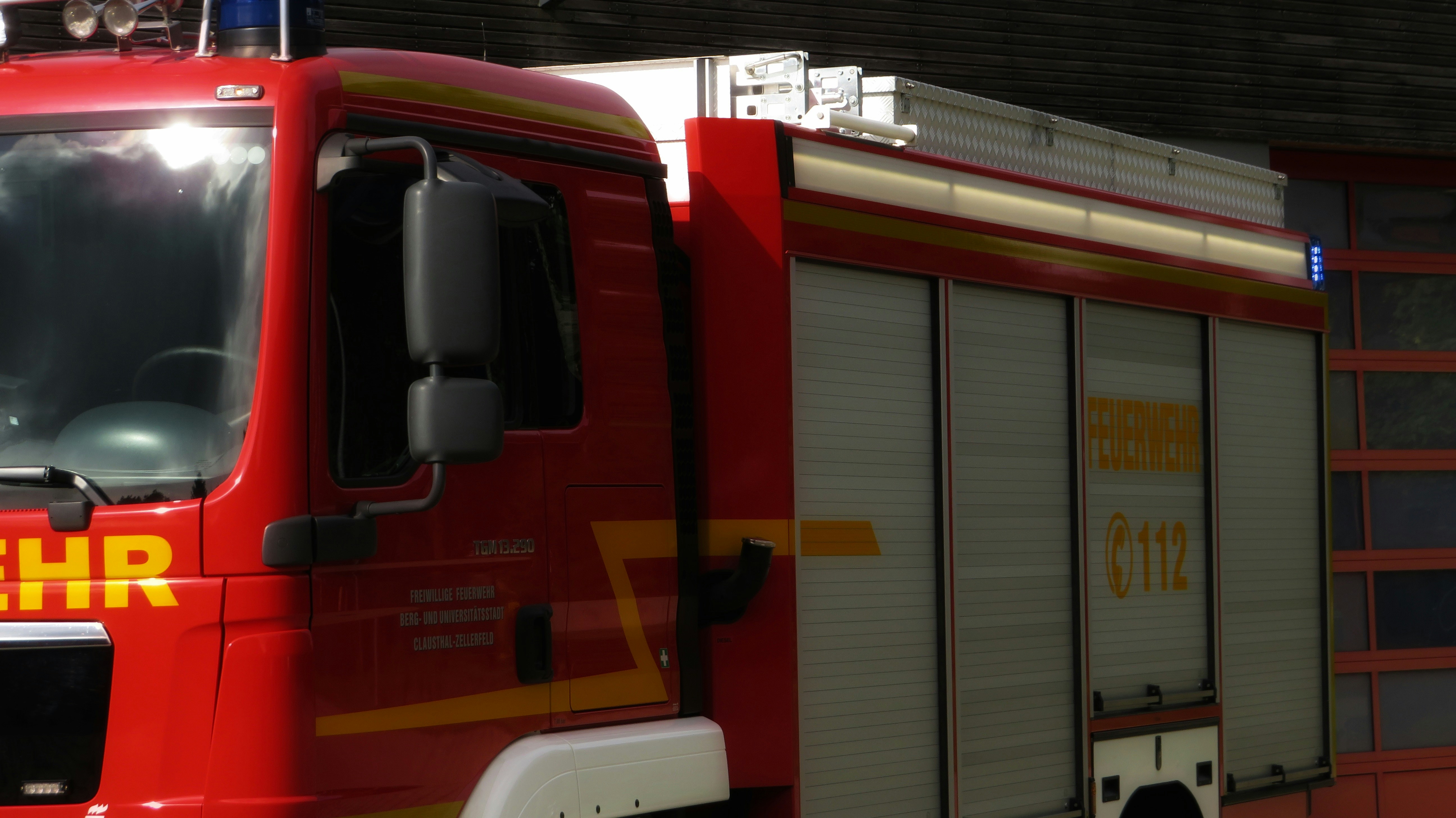 Bürger und Feuerwehrhaus
