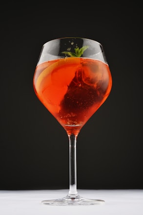 spritz campari in un calice al bar era ora a padova ad altichiero