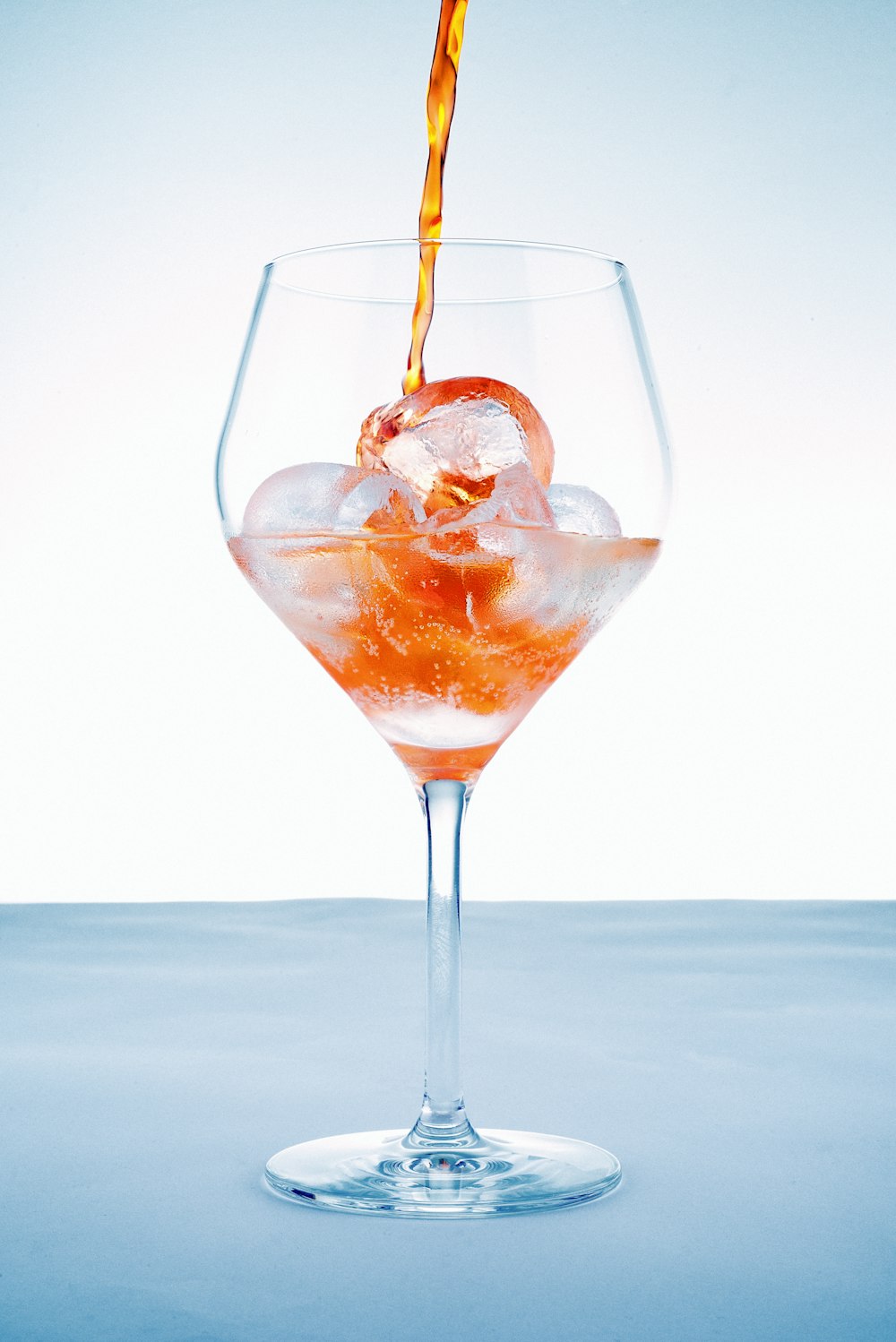 copo de vinho transparente com líquido vermelho