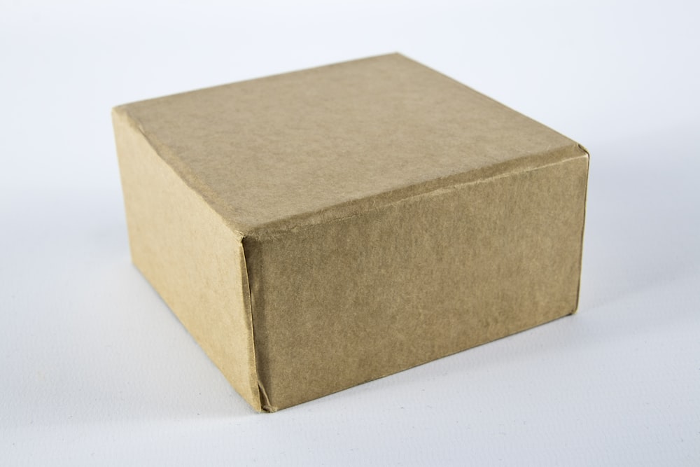 Caja de cartón marrón sobre superficie blanca