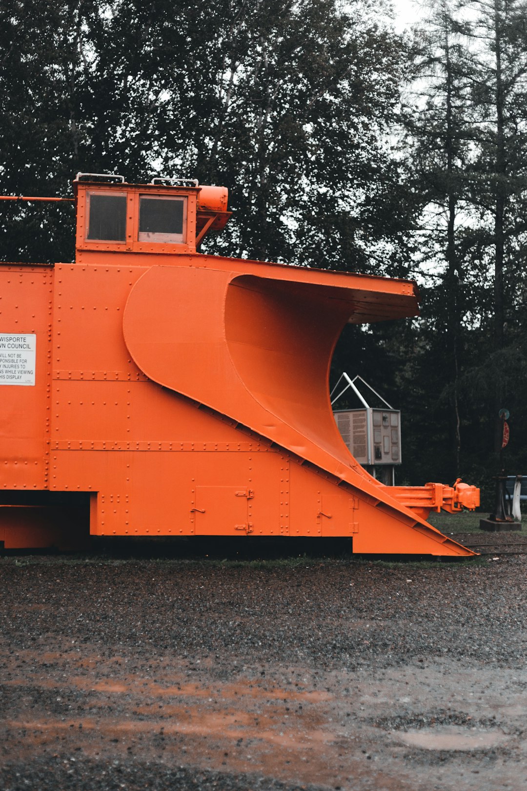 brown and black heavy equipment