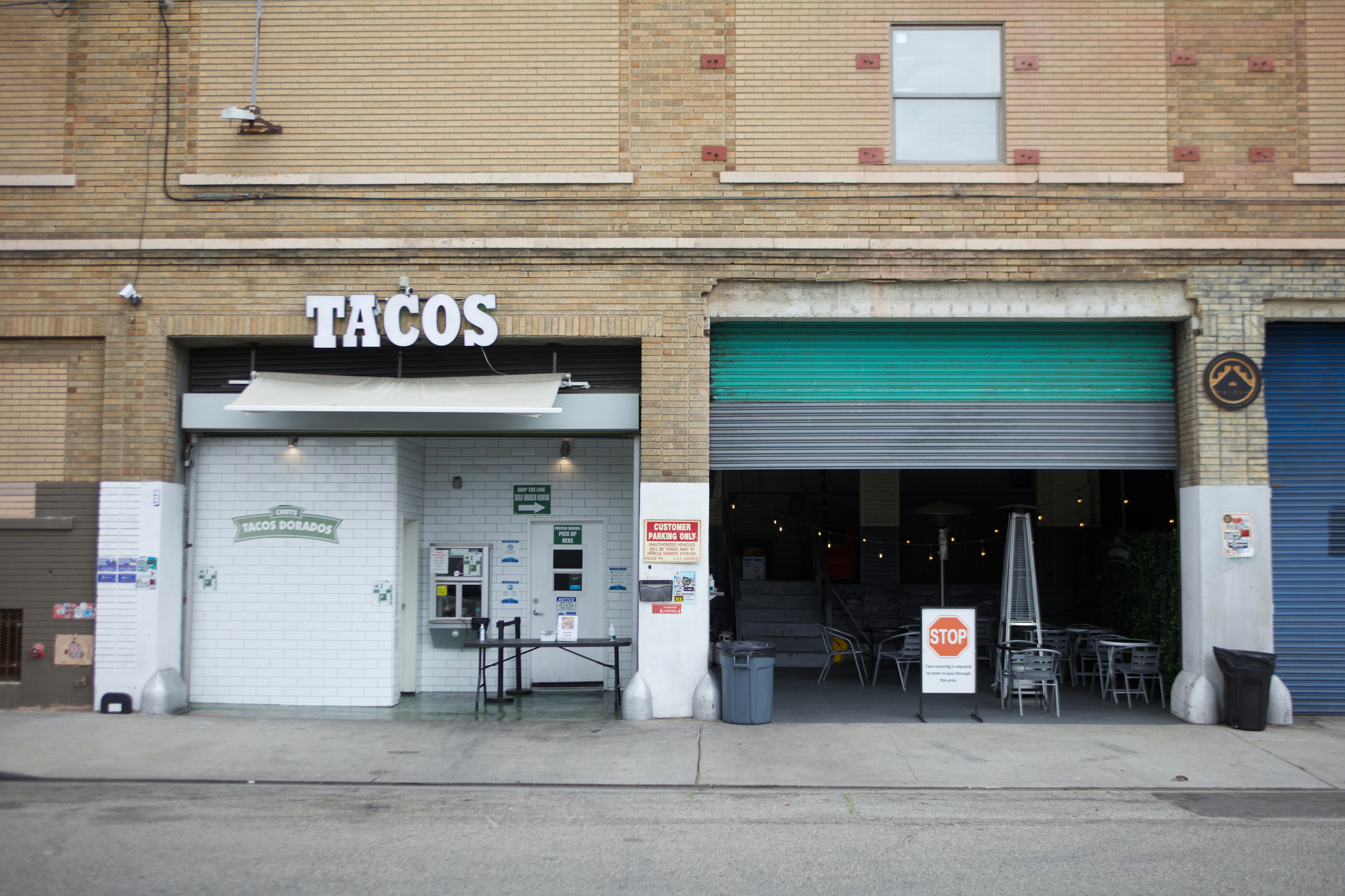 Weißer und brauner Betonbau tagsüber