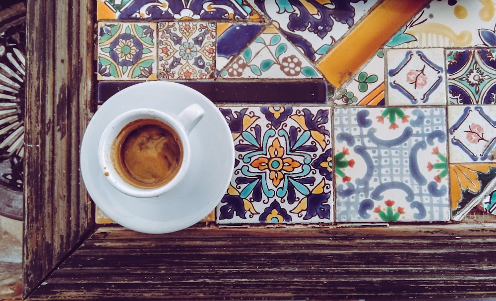 tasse en céramique blanche sur soucoupe en céramique blanche