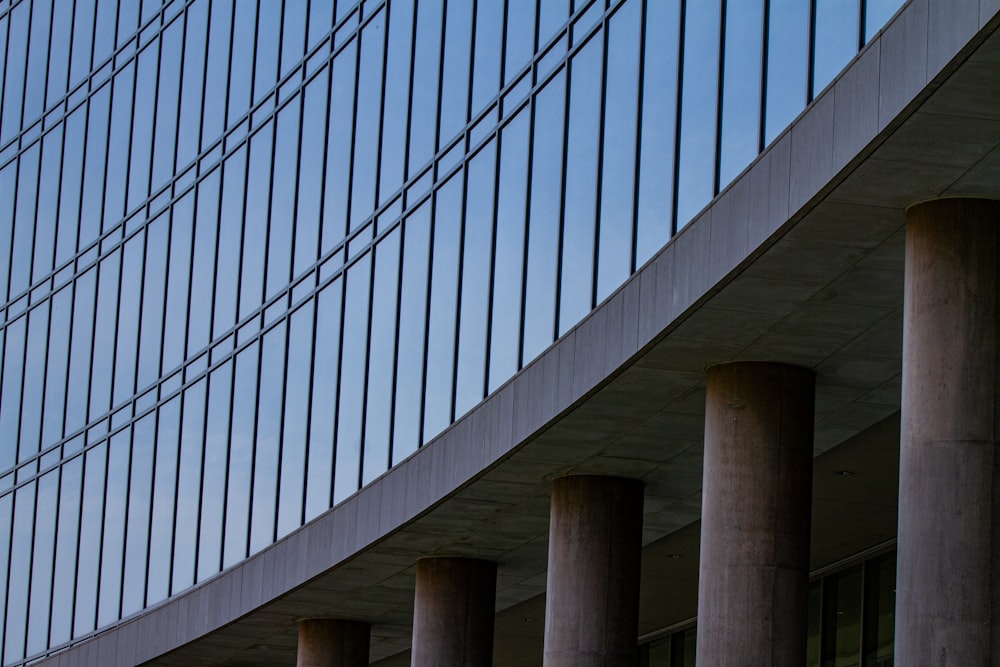 Weiße und braune Brücke unter blauem Himmel tagsüber